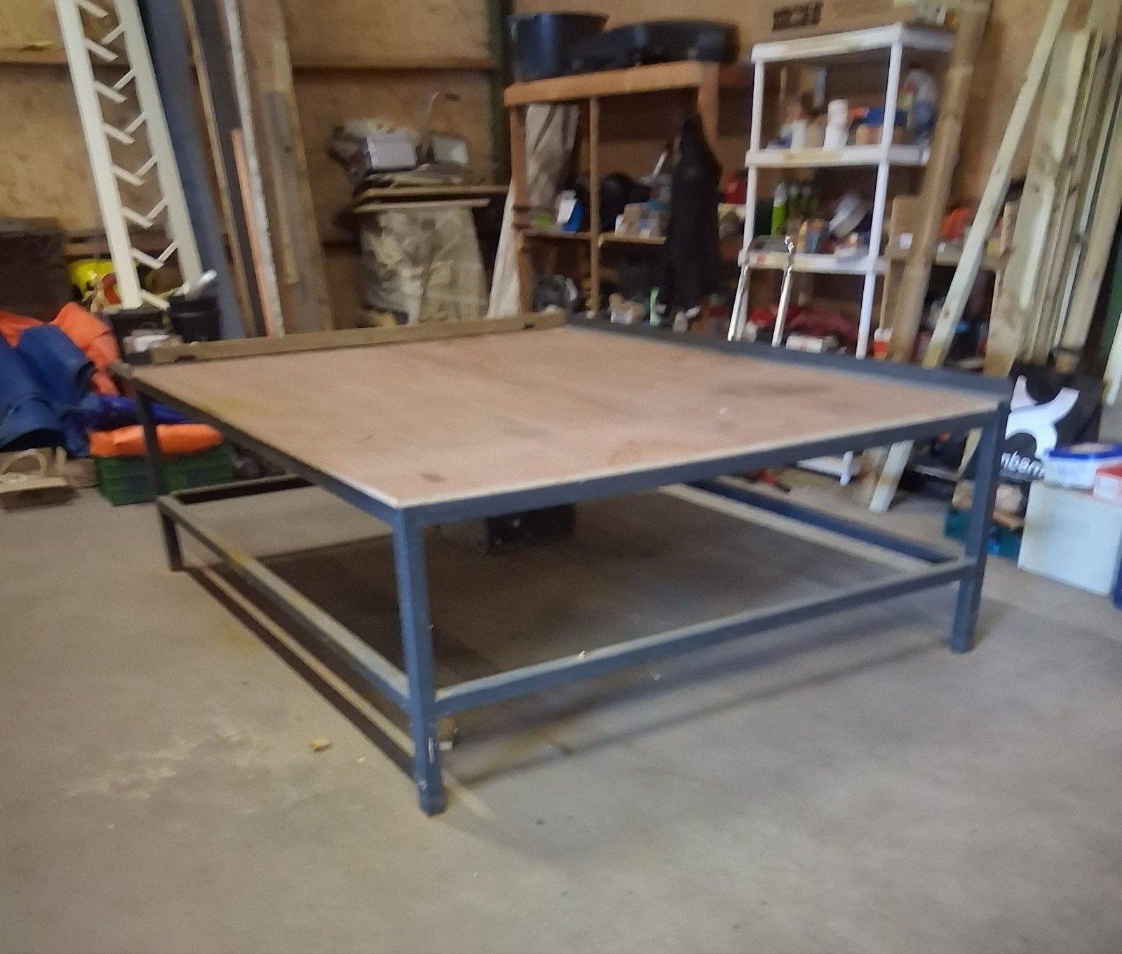 Grote stalen werktafel met meranti multiplex blad, Ophalen, Gebruikt, 170 cm of meer