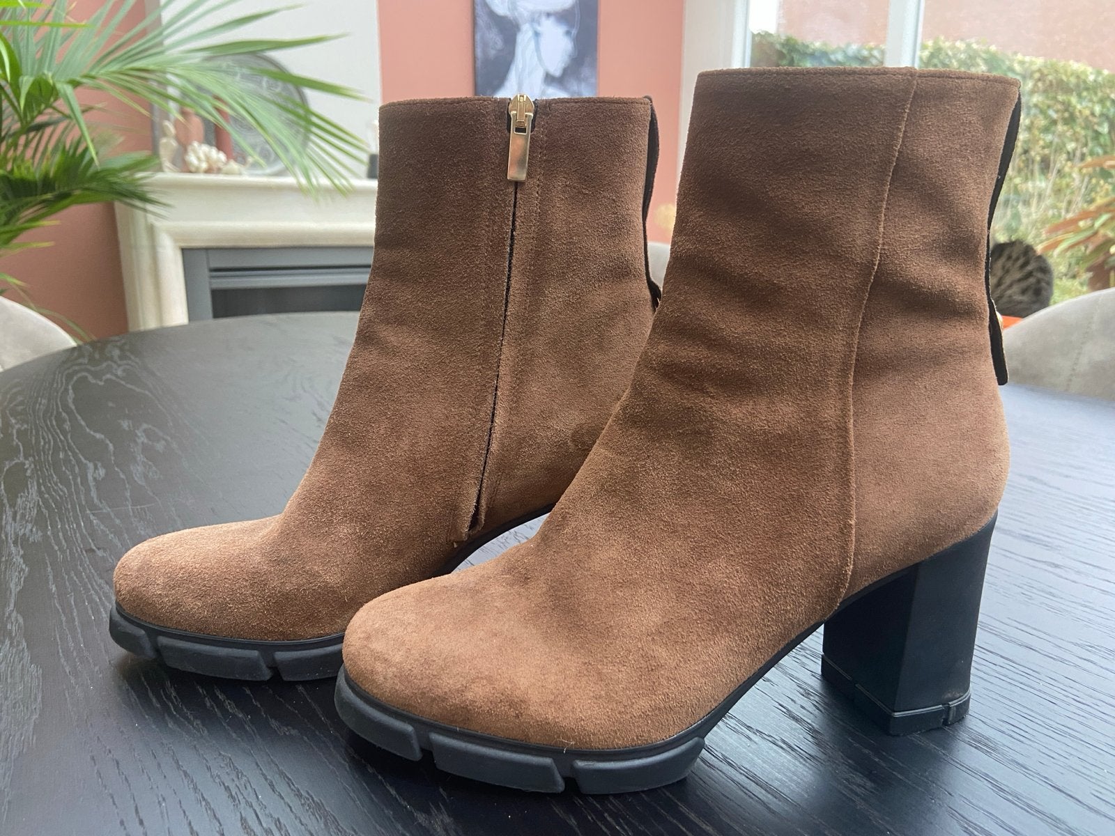Evaluna bruin suède enkellaarsjes. Maat 39, Kleding | Dames, Ophalen of Verzenden, Zo goed als nieuw, Bruin, Lage of Enkellaarzen
