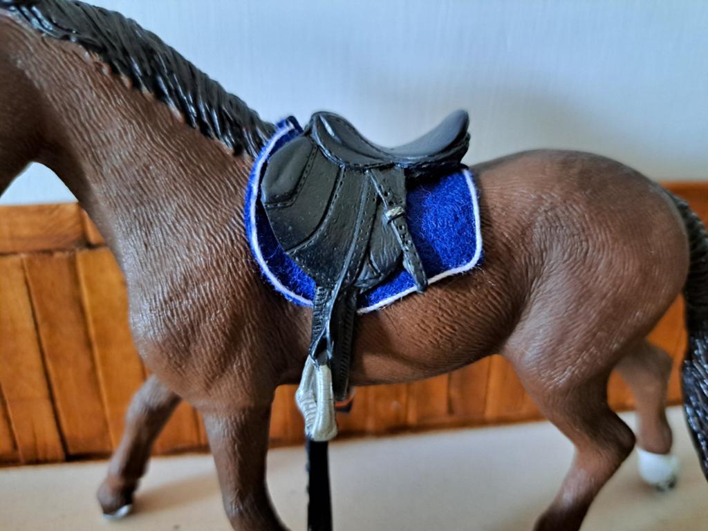 Schleich zadel dekje donkerblauw, Ophalen of Verzenden, Zo goed als nieuw, Paard, Beeldje of Figuurtje