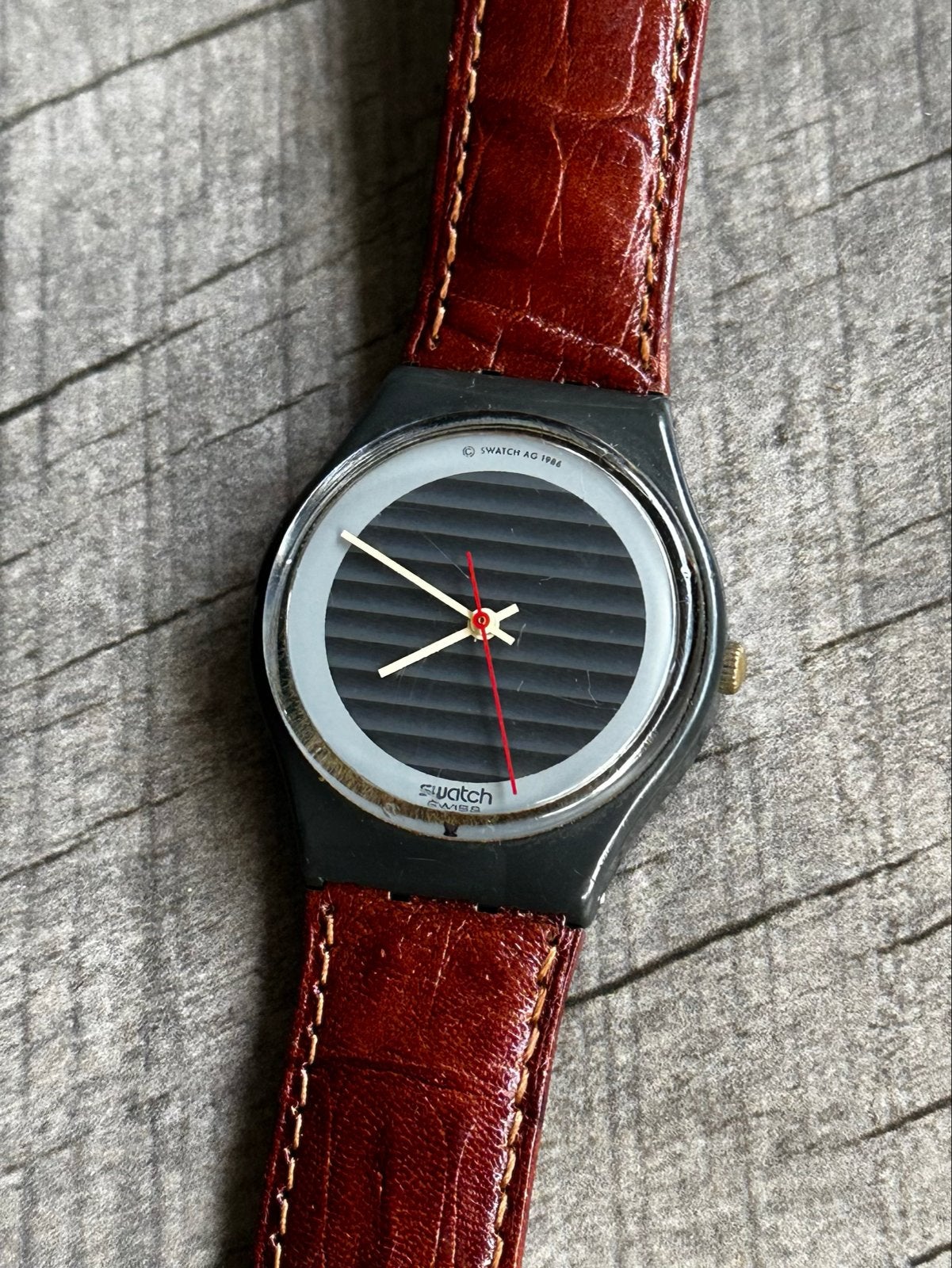 Vintage Swatch Polshorloge - Zwart met Bruin Leren Bandje, Kunststof, Polshorloge, Swatch, Ophalen of Verzenden