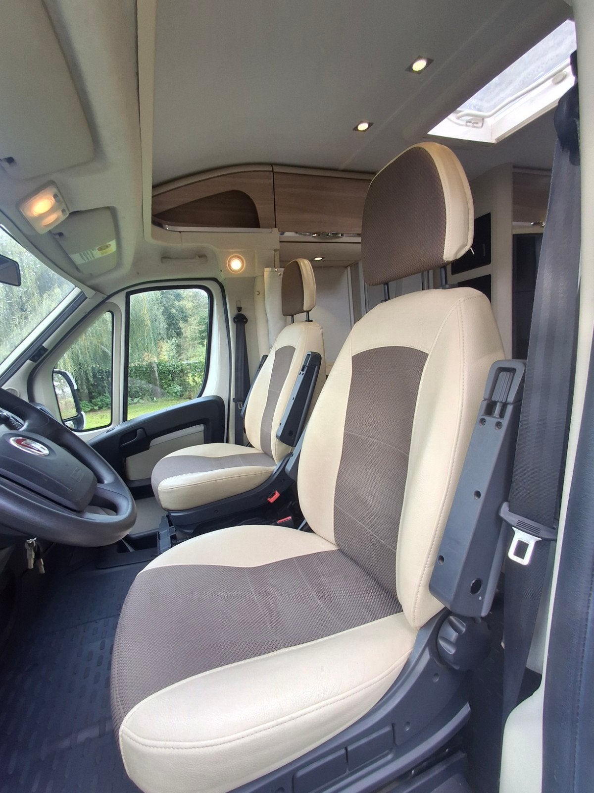 Foto 23 van " ADRIA CORAL S 670 SL -2013 - 65000 KM - APARTE BEDDEN'"