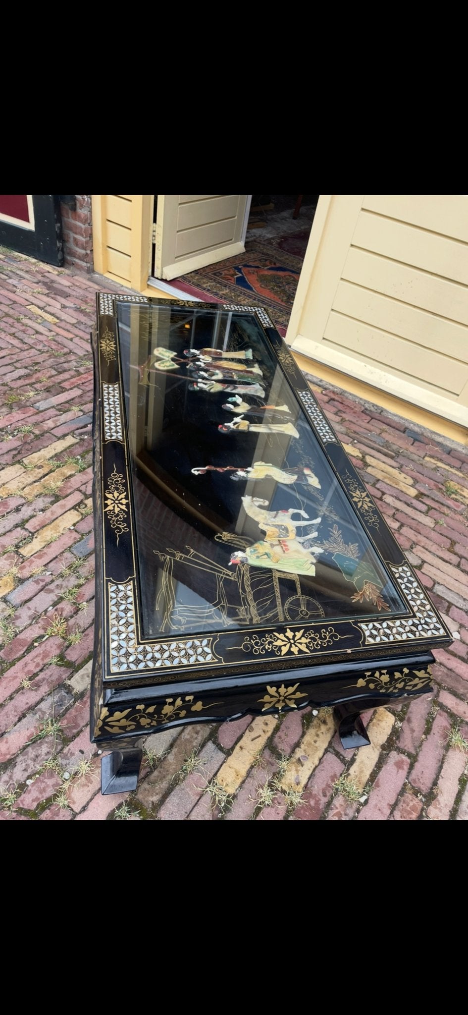 Oosterse salontafel met glasplaat en decoraties, Ophalen