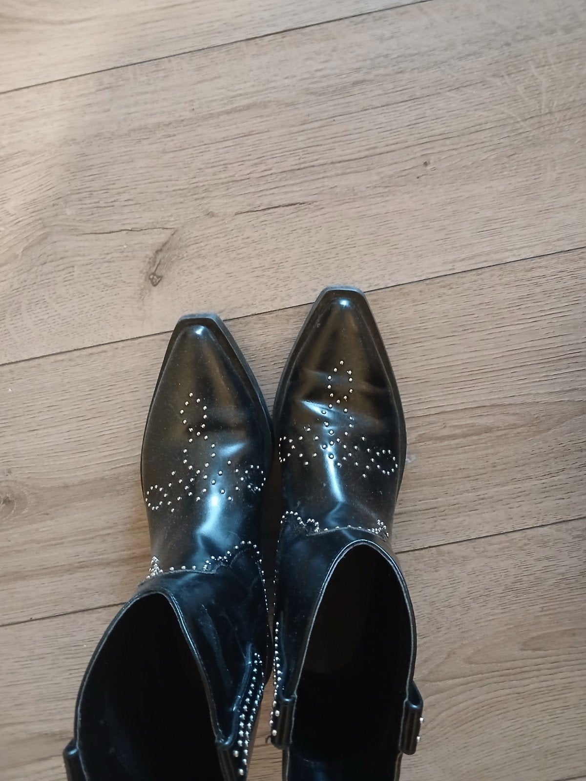 Zwarte cowboylaarzen met studs, Kleding | Dames, Schoenen, Ophalen of Verzenden, Zo goed als nieuw, Zwart, Lage of Enkellaarzen