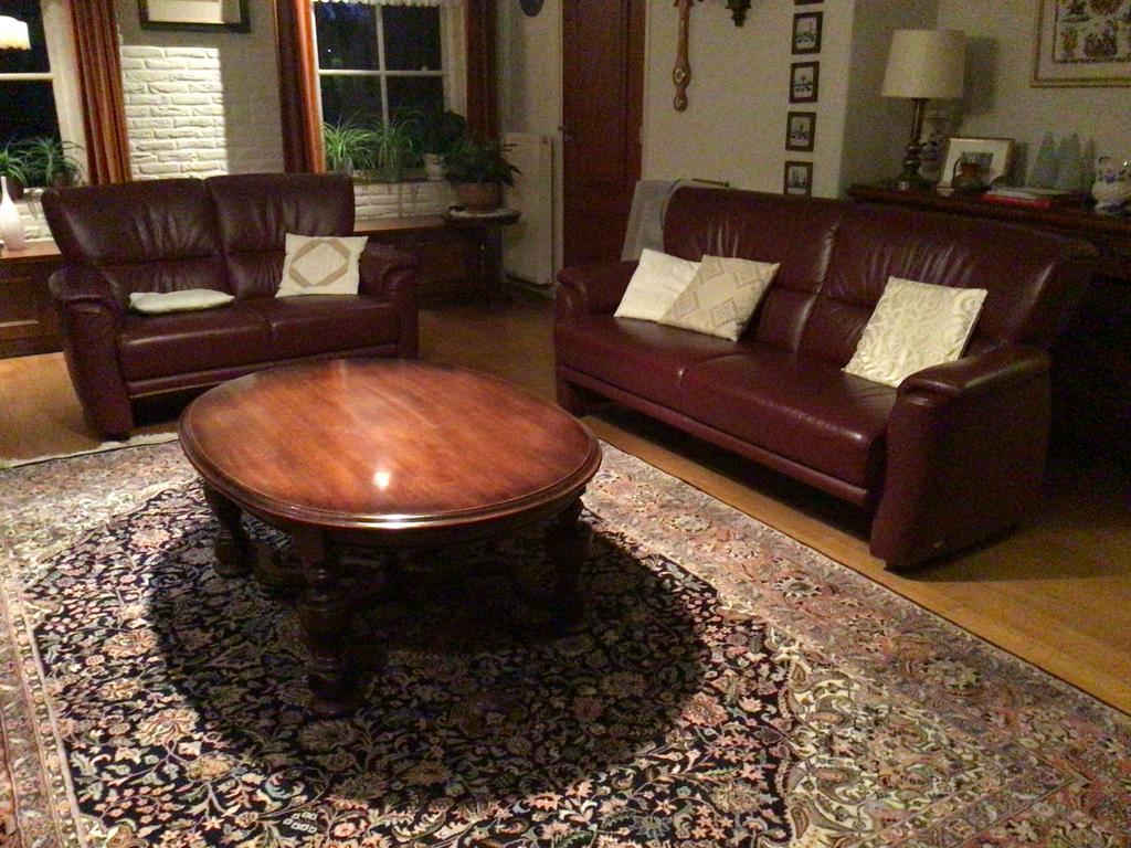 Massieve ovale salon tafel, klassiek design, Huis en Inrichting, Tafels | Salontafels, Ophalen, Gebruikt, 100 tot 150 cm, 50 tot 100 cm