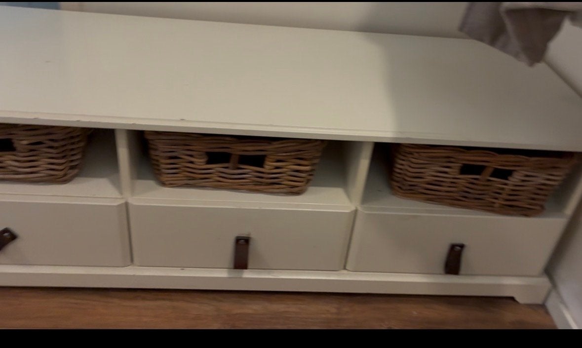 Witte tv-kast met rieten manden en lades, Ophalen, Gebruikt