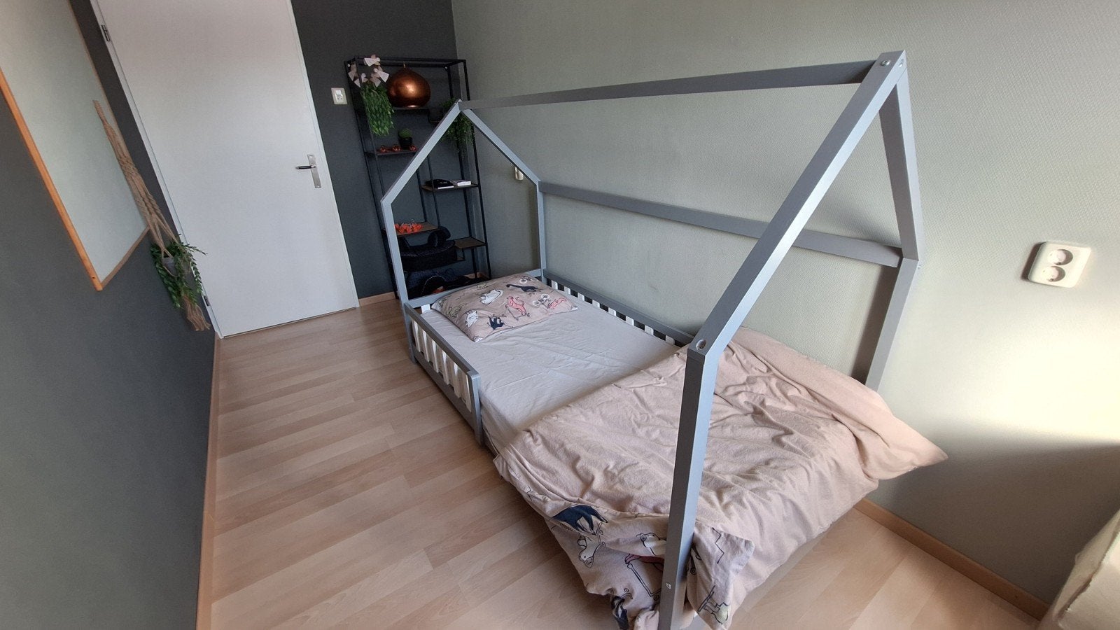 Kinderbed Huisbed Grijs 90x200 cm met Lattenbodem, Ophalen, 85 tot 100 cm, Zo goed als nieuw, Lattenbodem