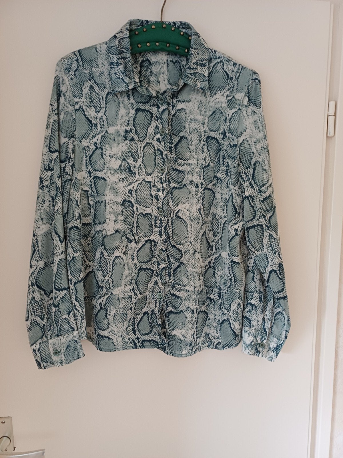 Leuke damesblouse met trendy slangenprint, Ophalen, Zo goed als nieuw