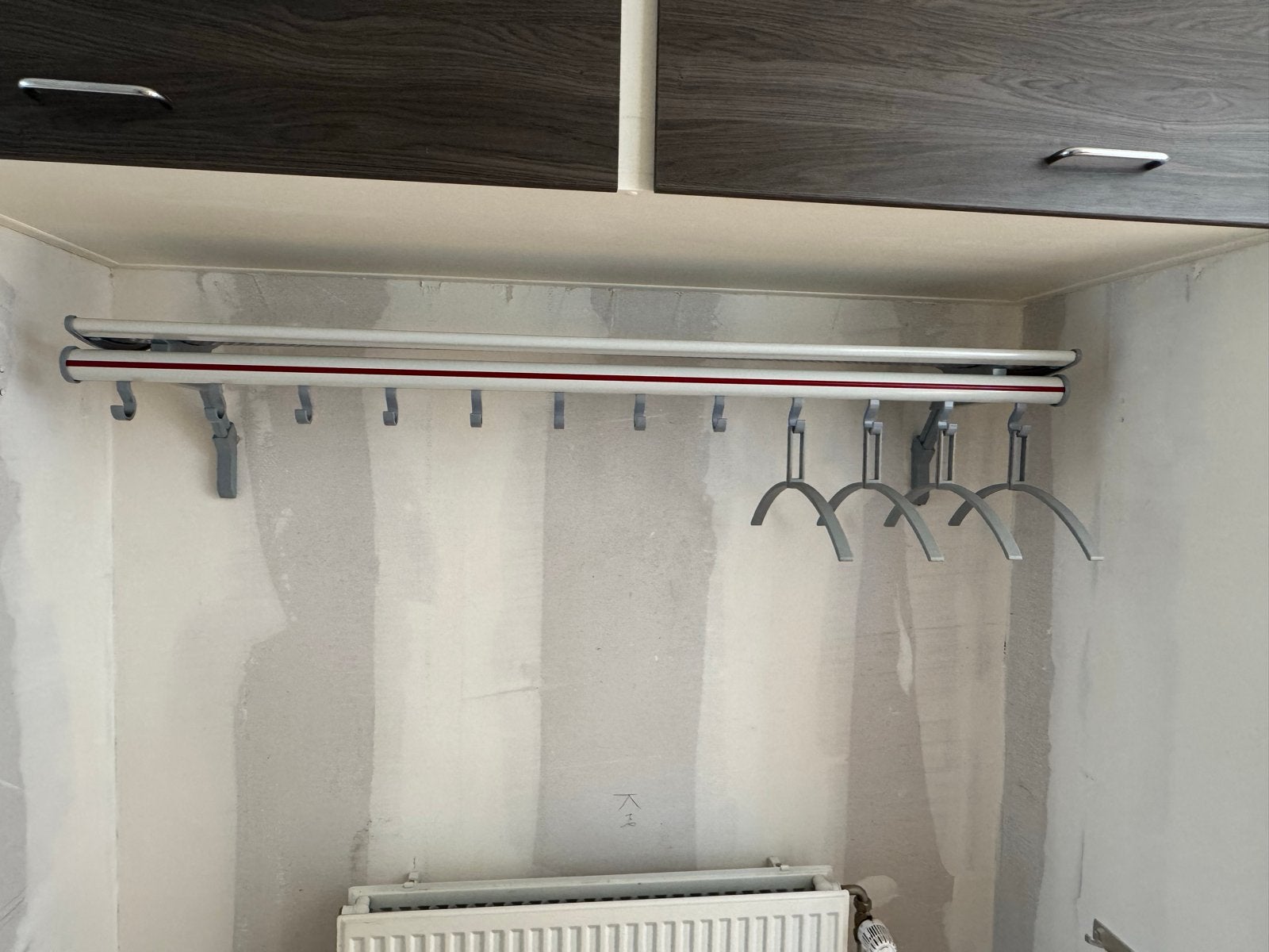 Wandkapstok met 12 hangers - Grijs met rode bies, Gebruikt, 100 tot 150 cm, Metaal, Ophalen