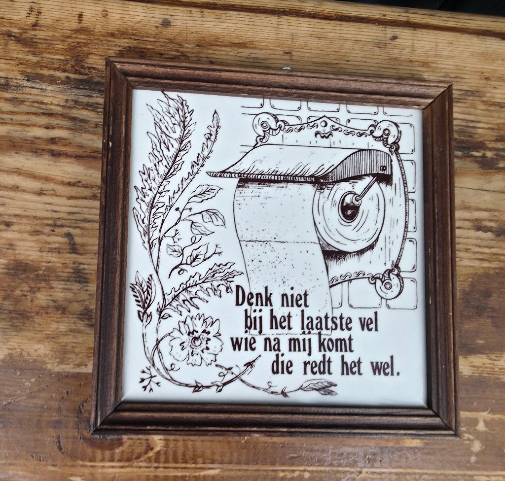 antieke tegel wc spreuk 17x17cm met houten lijst, Antiek en Kunst, Ophalen of Verzenden