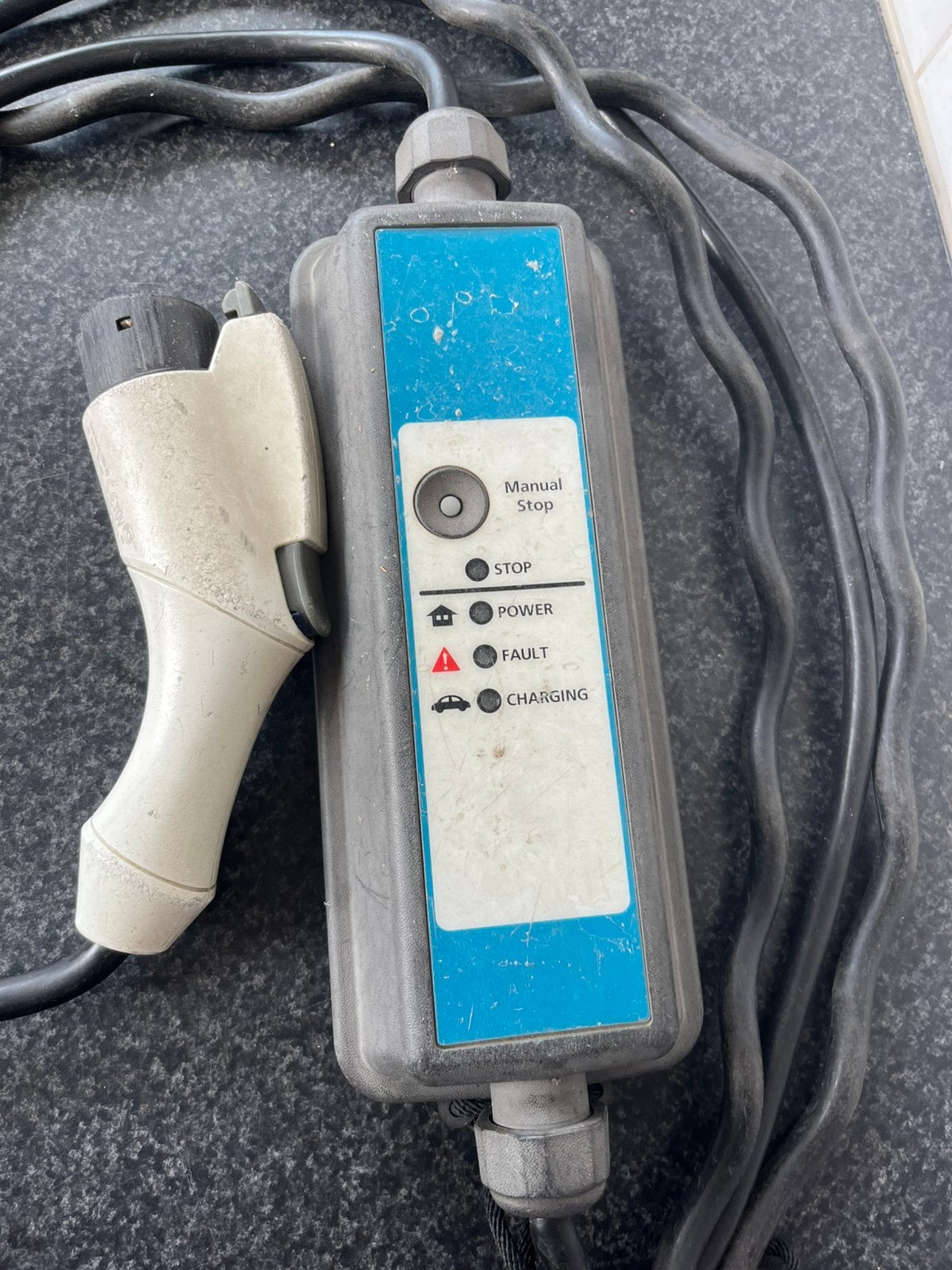 Yazaki 230v ac auto lader van een Mitsubishi outlander, Auto diversen, Ophalen of Verzenden, Zo goed als nieuw