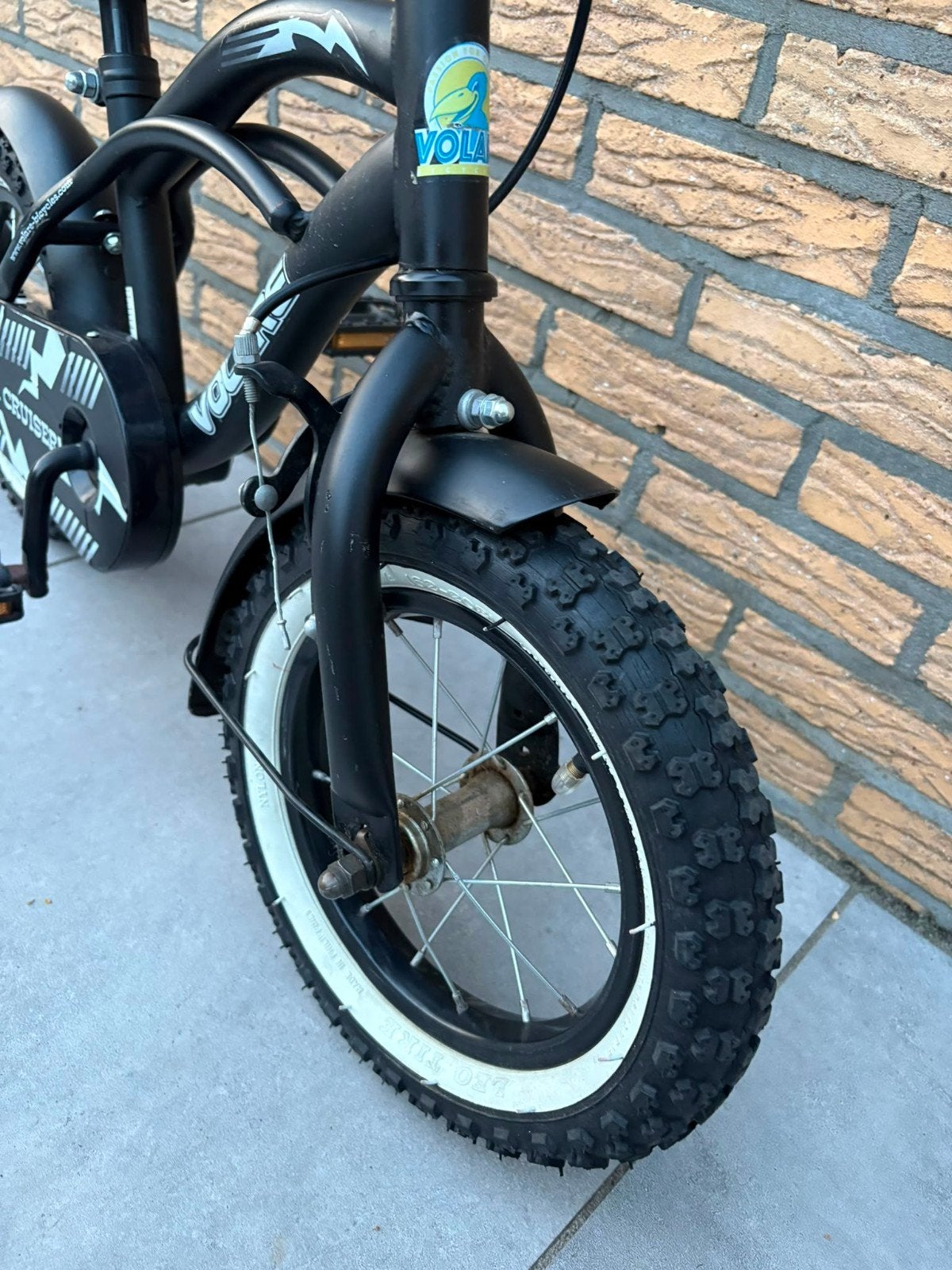 Volare Black Cruiser kinderfiets 12,5 inch met zijwieltjes, Ophalen, Zijwieltjes, Gebruikt, Velgrem