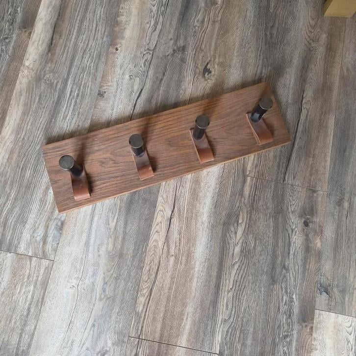 Houten wandkapstok met leren lussen en metalen haken, Wandkapstok, Gebruikt, Ophalen of Verzenden, Minder dan 100 cm