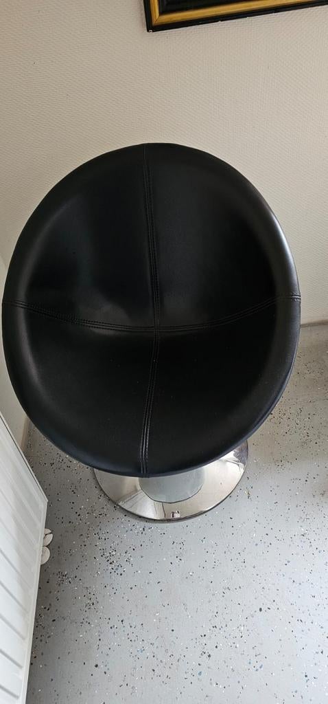 Zwart-witte kuipstoel op draaivoet, Ophalen, Kunststof, Zwart, Zo goed als nieuw