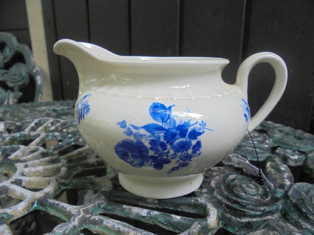 Melkkannetje MOSA met blauw bloemboeket oa roos ribbelrand, Ophalen of Verzenden