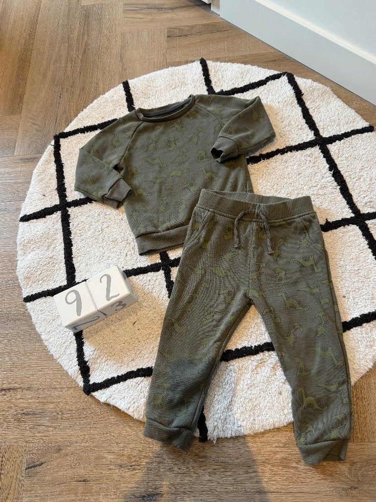 Heel goed 2x groen Primark trui sweater jogger set 92 broek, Jongen of Meisje, Ophalen of Verzenden, Zo goed als nieuw, Setje
