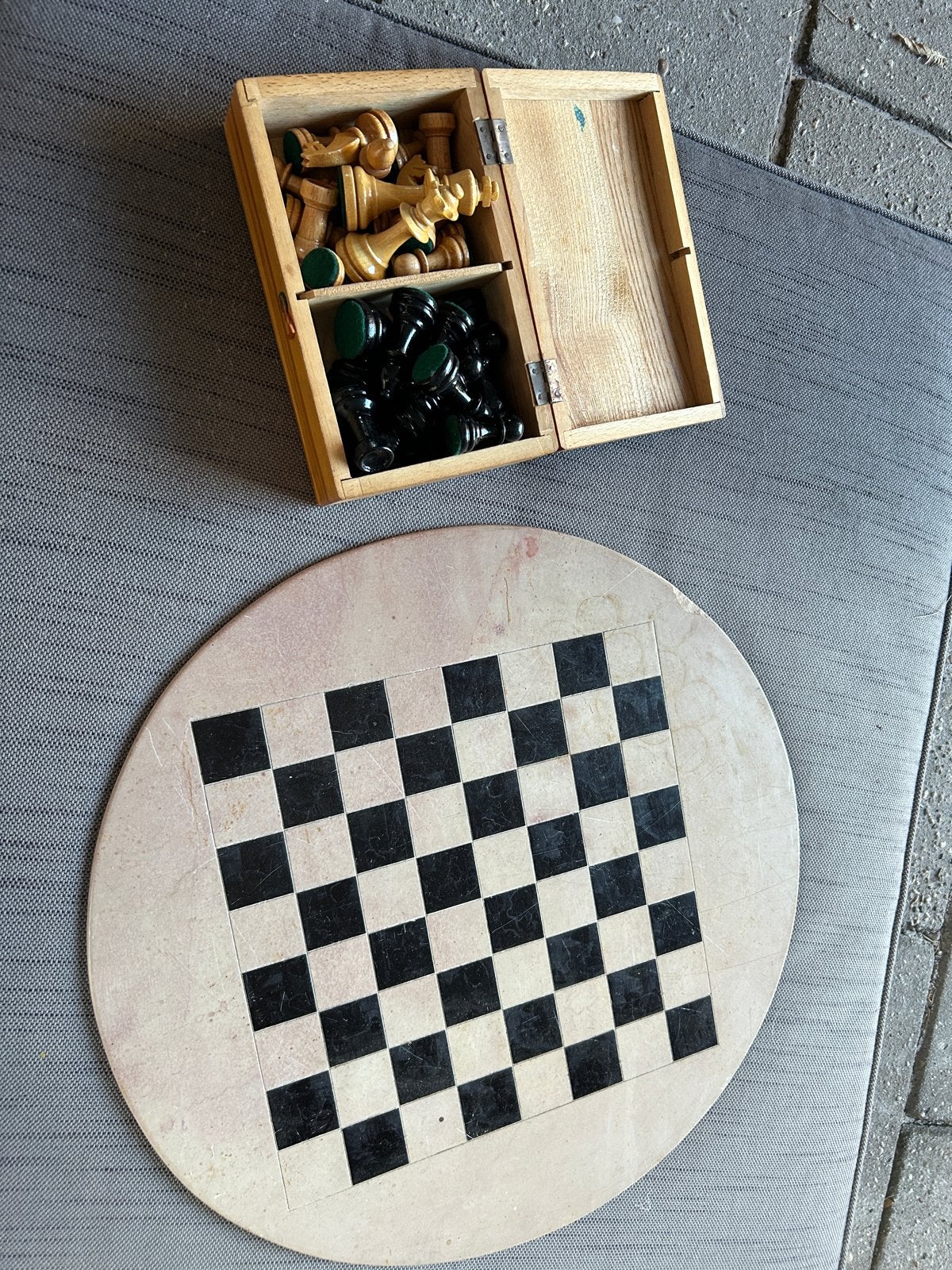 Schaakspel met stenen Bord en Houten Stukken, Een of twee spelers, Ophalen of Verzenden, Gebruikt