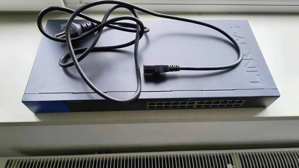 Linksys LGS124 24 poort GIGABIT SWITCH, Ophalen of Verzenden, Gebruikt