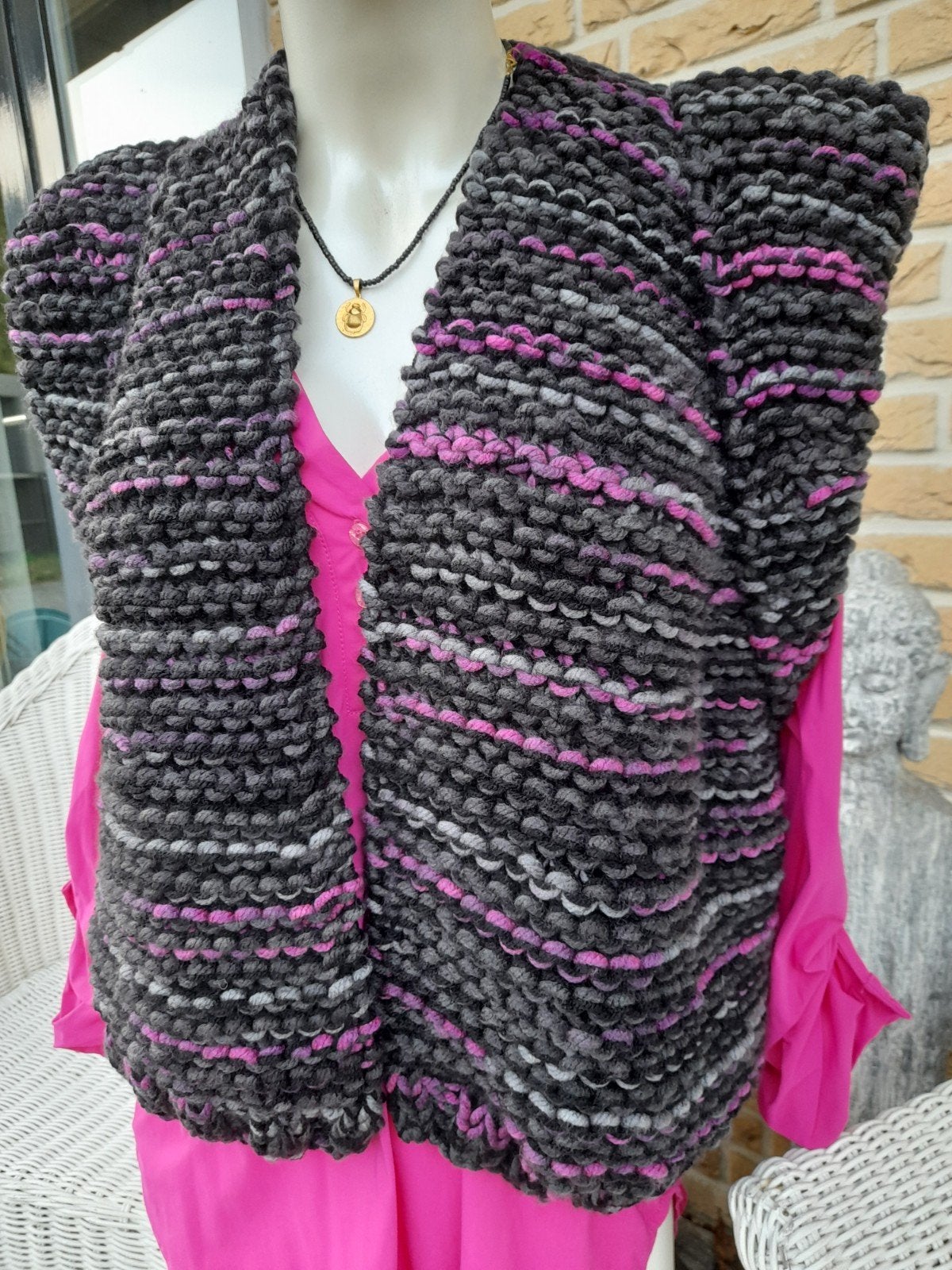 Nieuw handgebreid gemêleerd Gilet model Kiro by Kim, Ophalen of Verzenden, Nieuw, Zwart