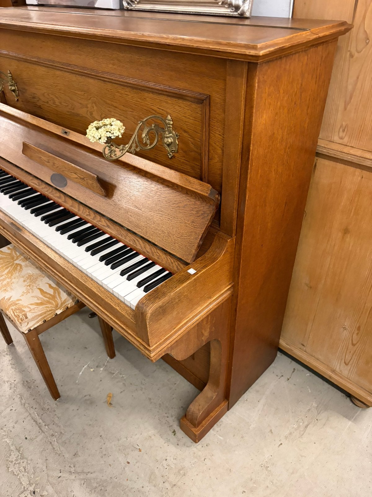 Eikenhouten piano met messing kandelaren, Ophalen, ., Zwart, Zo goed als nieuw