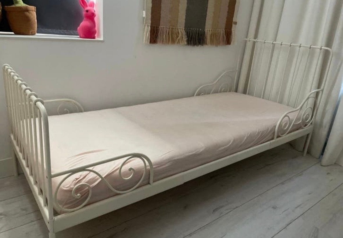 Wit metalen eenpersoonsbed, sierlijk design, Huis en Inrichting, Ophalen, Gebruikt, 90 cm, Eenpersoons