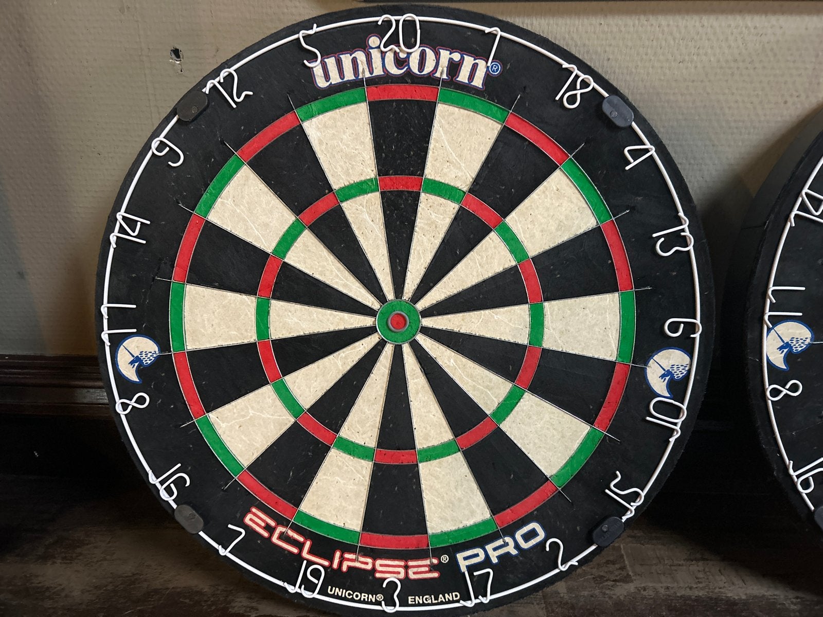Unicorn Eclipse Pro Dartbord - Gebruikt (2 stuks beschikbaar, Sport en Fitness, Darts, Ophalen, Gebruikt, Dartbord