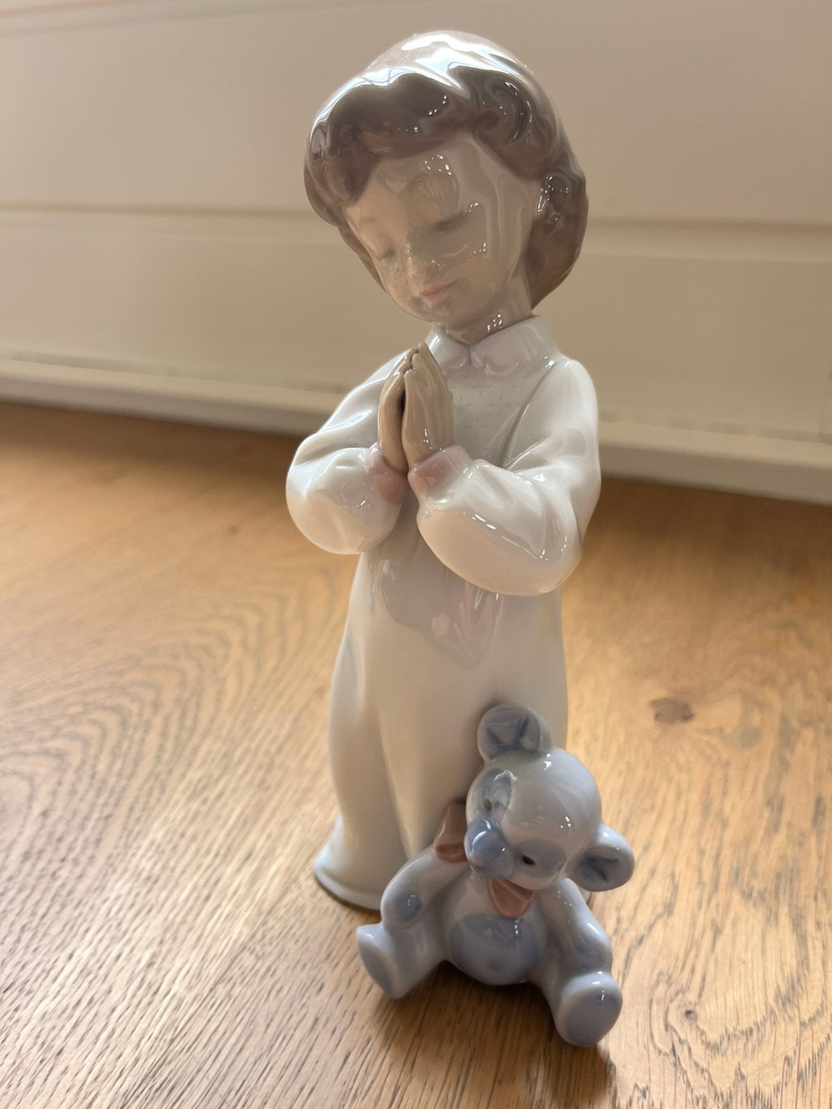 Lladro beeldje biddend meisje met teddybeer, Verzenden, Zo goed als nieuw, Mens