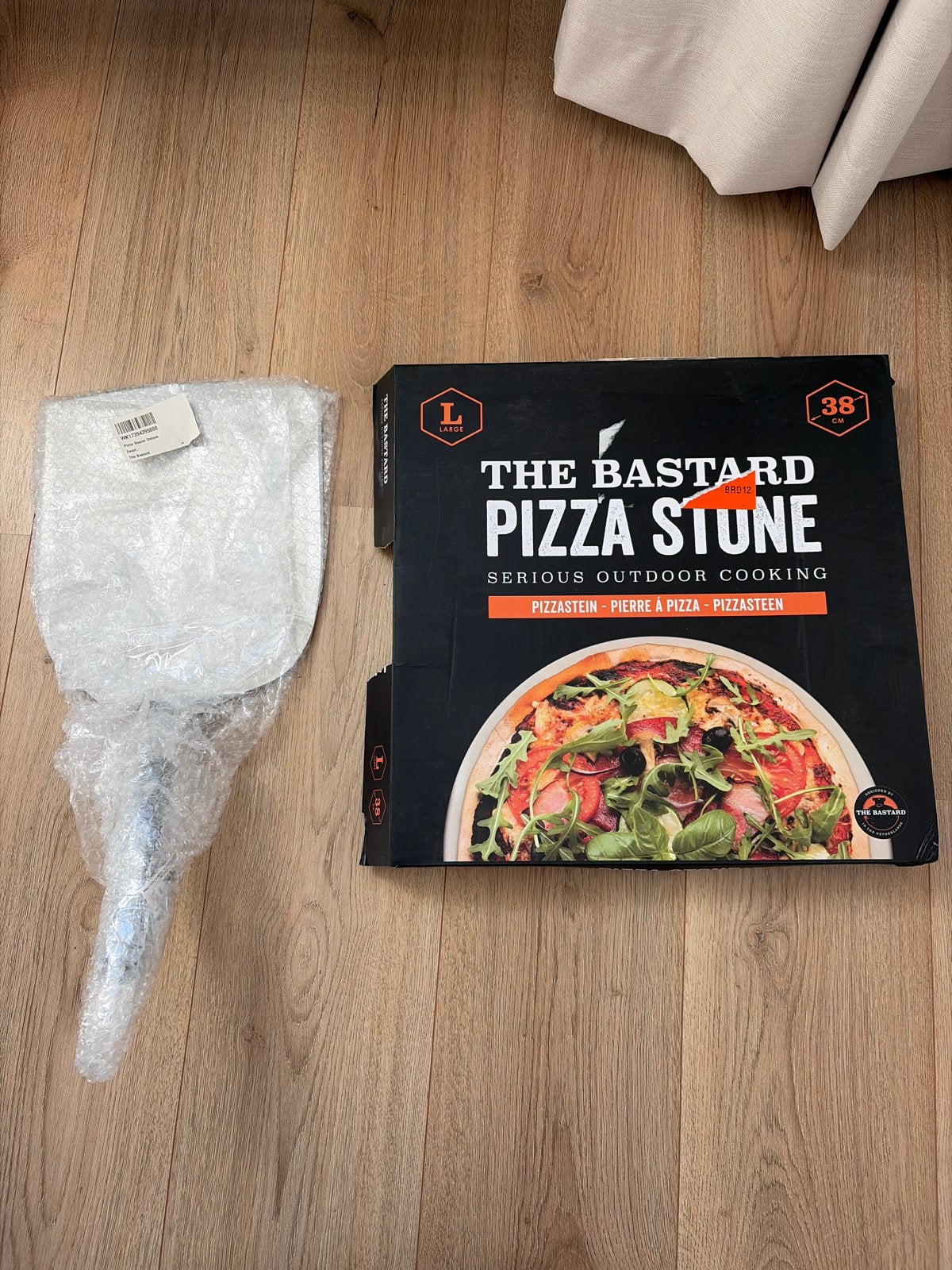 The Bastard Pizzasteen 38 cm met pizzaschep, Overige typen, Nieuw, Ophalen of Verzenden, Steen/keramiek