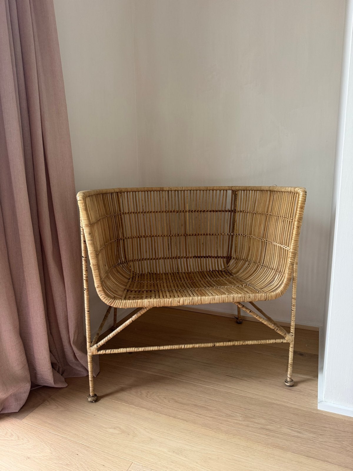 Vintage rotan stoel met metalen frame van Madam Stolz, Ophalen, Gebruikt, Overige kleuren, Riet of Rotan