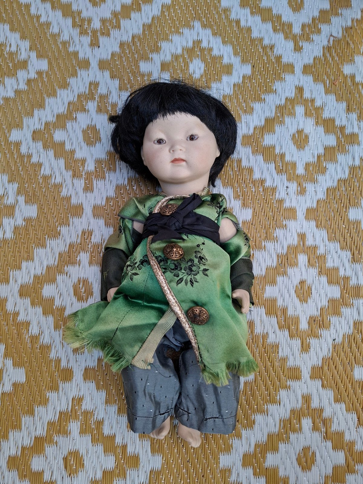 Oude Chinees porseleinen pop in traditionele kleding, Verzamelen, Poppen, Gebruikt, Pop, Ophalen of Verzenden