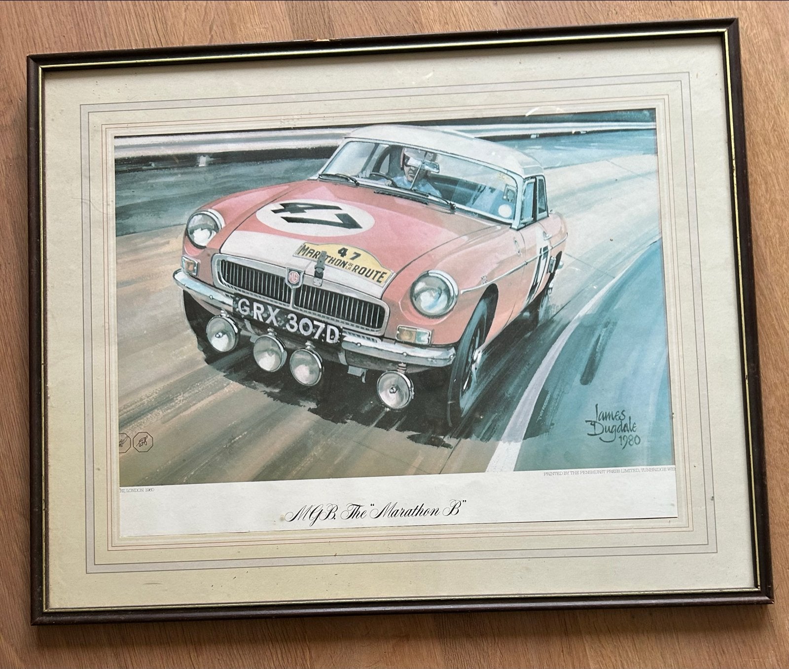 Vintage print MGB The Marathon B door James Dugdale 1980, Antiek en Kunst, Kunst | Schilderijen | Klassiek, Ophalen of Verzenden