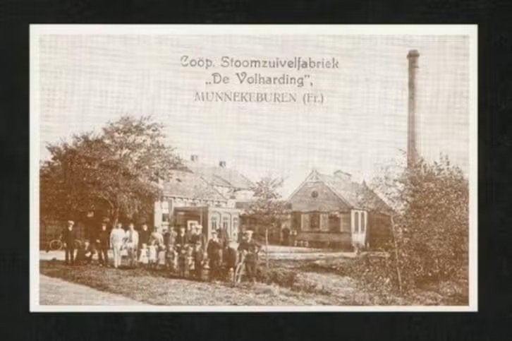 Munnekeburen Stoomzuivelfabriek De Volharding Groepsfoto., Ophalen of Verzenden, 1980 tot heden, Ongelopen, Friesland