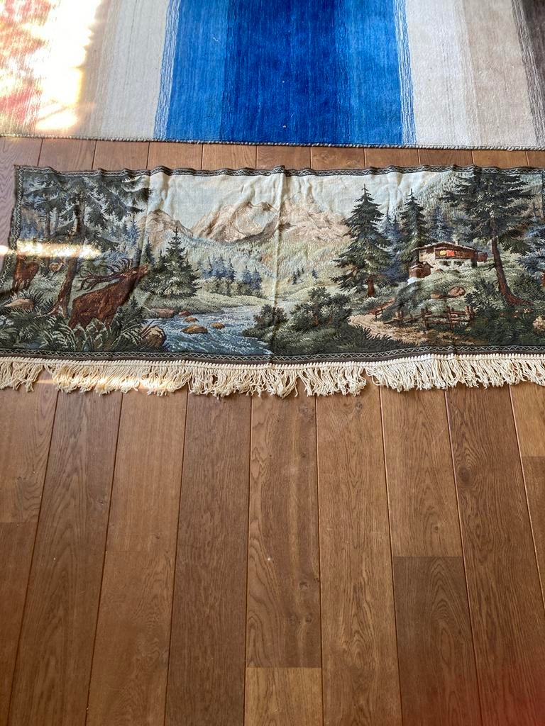 Wandtapijt met bos- en berglandschap en herten, Antiek en Kunst, Antiek | Kleden en Textiel, Ophalen of Verzenden