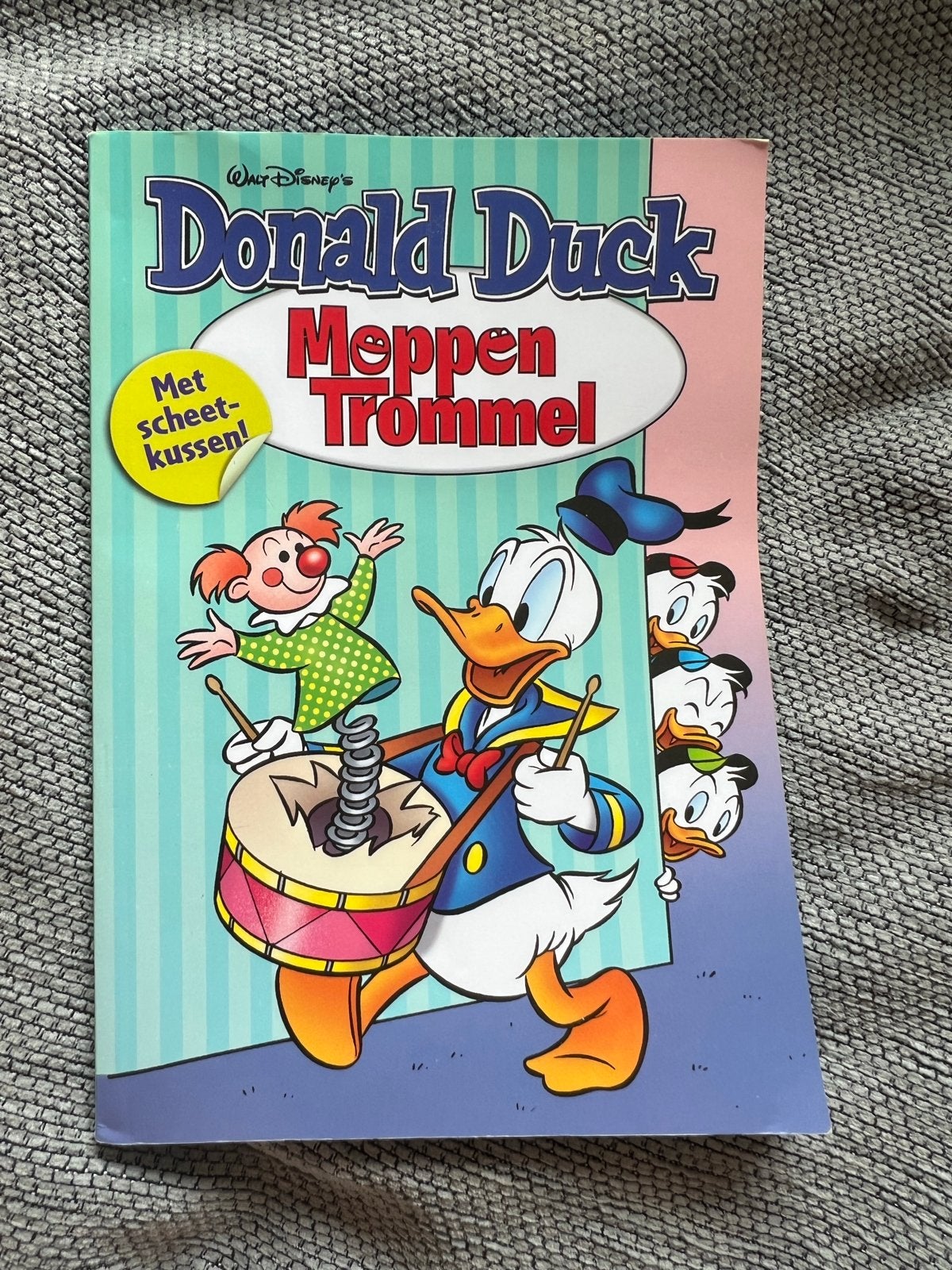 Donald Duck moppenboek, getiteld 'Moppen Trommel', Eén stripboek, Ophalen of Verzenden, Zo goed als nieuw