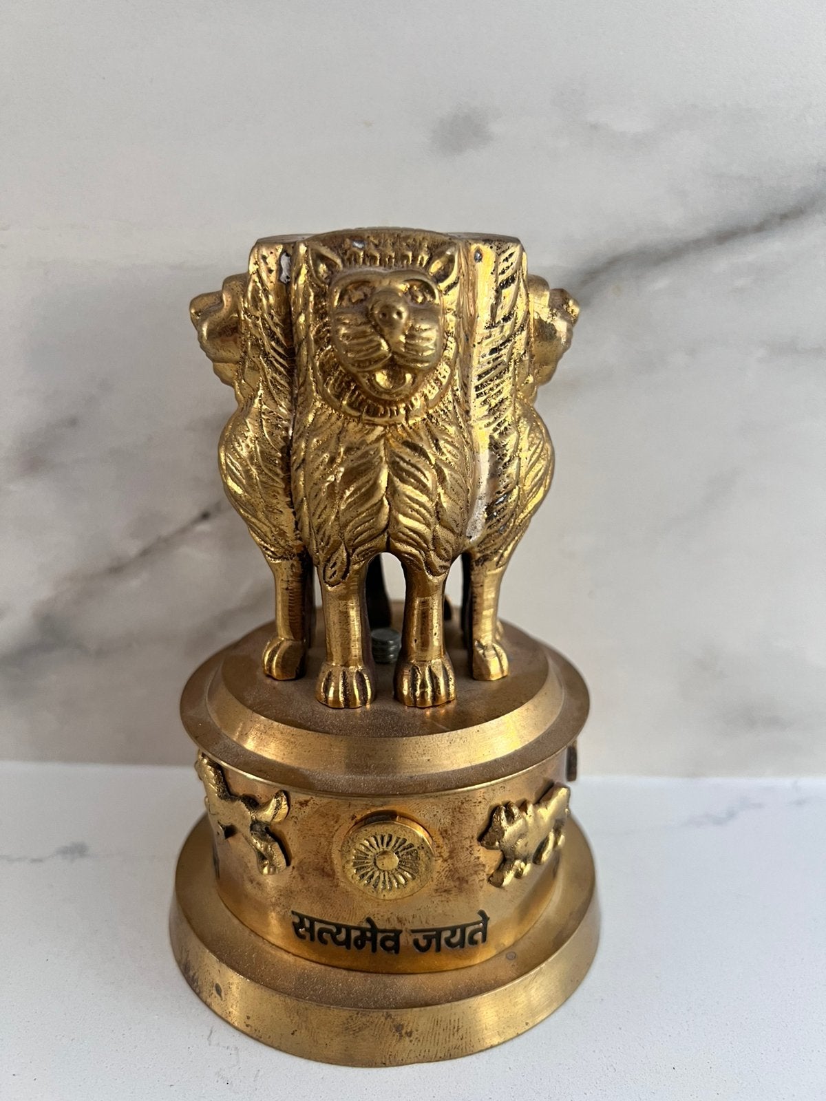 ASHOK STAMBH MESSING DECORATIEF BEELDJE BEELD UIT INDIA, Ophalen of Verzenden, Zo goed als nieuw, Religie