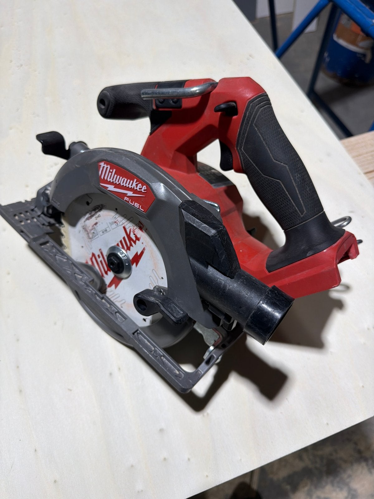 Milwaukee M18 FCS552 Cirkelzaag met geslepen zaagblad, Gebruikt, Cirkelzaag, 70 mm of meer, Ophalen of Verzenden