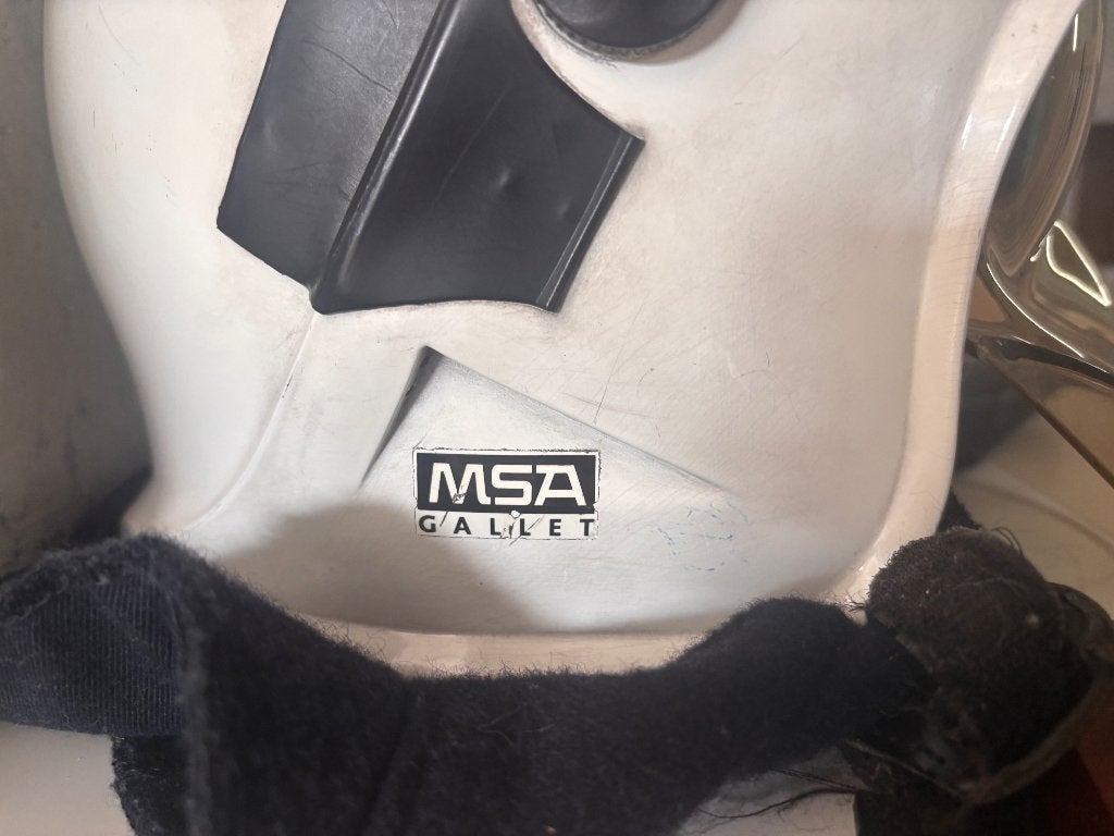 Vintage Brandweerhelm MSA Gallet F1 & Korpsschild Zwolle, Verzamelen, Militaria | Algemeen, Ophalen, Landmacht, Nederland, Helm of Baret