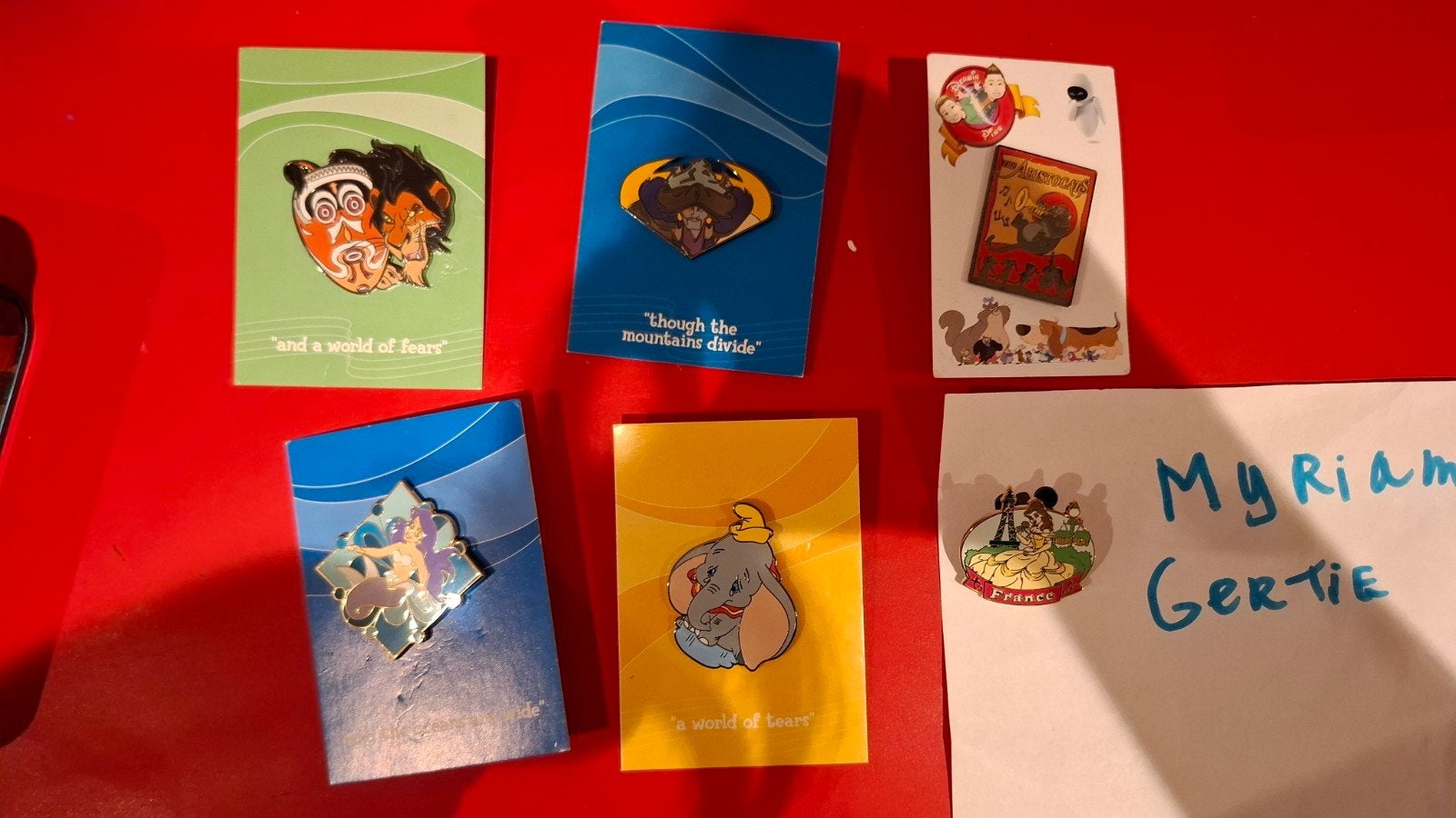 Disney pins van Small World, Belle en The Aristocats, Verzamelen, Ophalen of Verzenden, Assepoester of Belle, Zo goed als nieuw