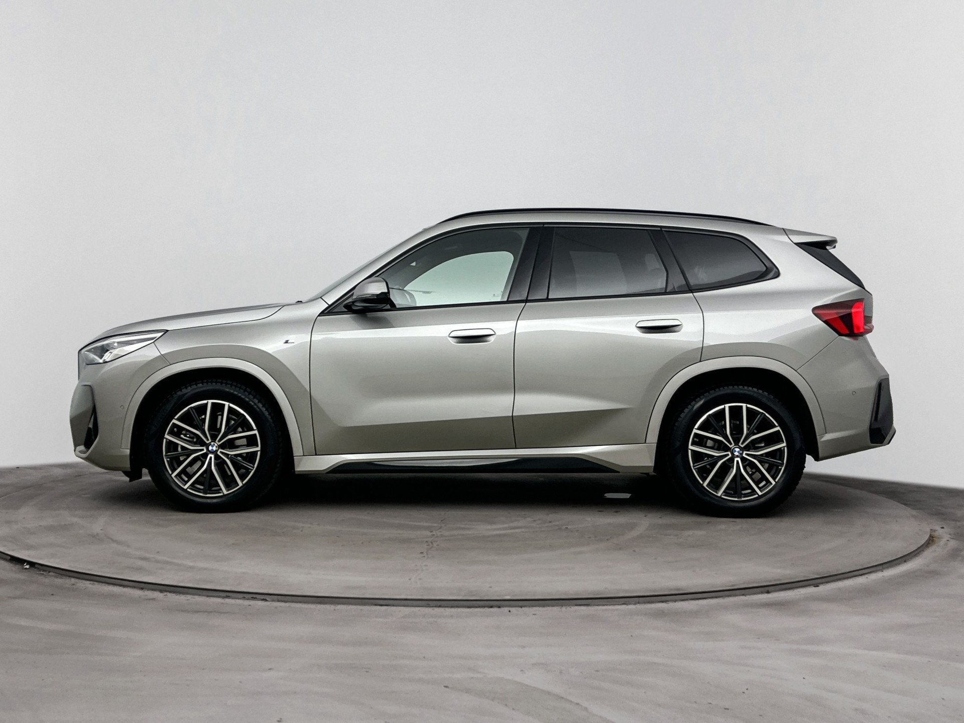 BMW X1 sDrive20i M Sport Automaat / Sportstoelen / Achteruit, Auto's, BMW, 1525 kg, 156 pk, Met garantie (alle), Origineel Nederlands