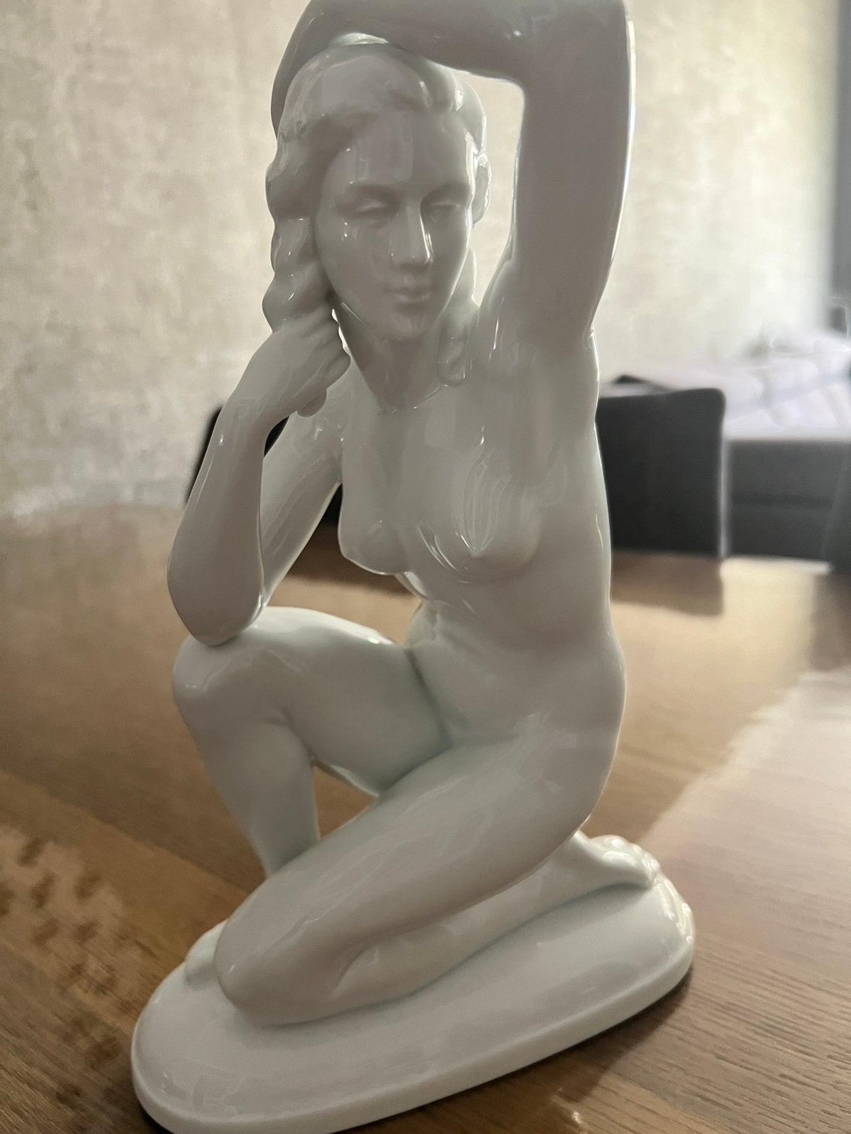 Porselein beeldje van knielende vrouw, Ophalen, Zo goed als nieuw, Mens