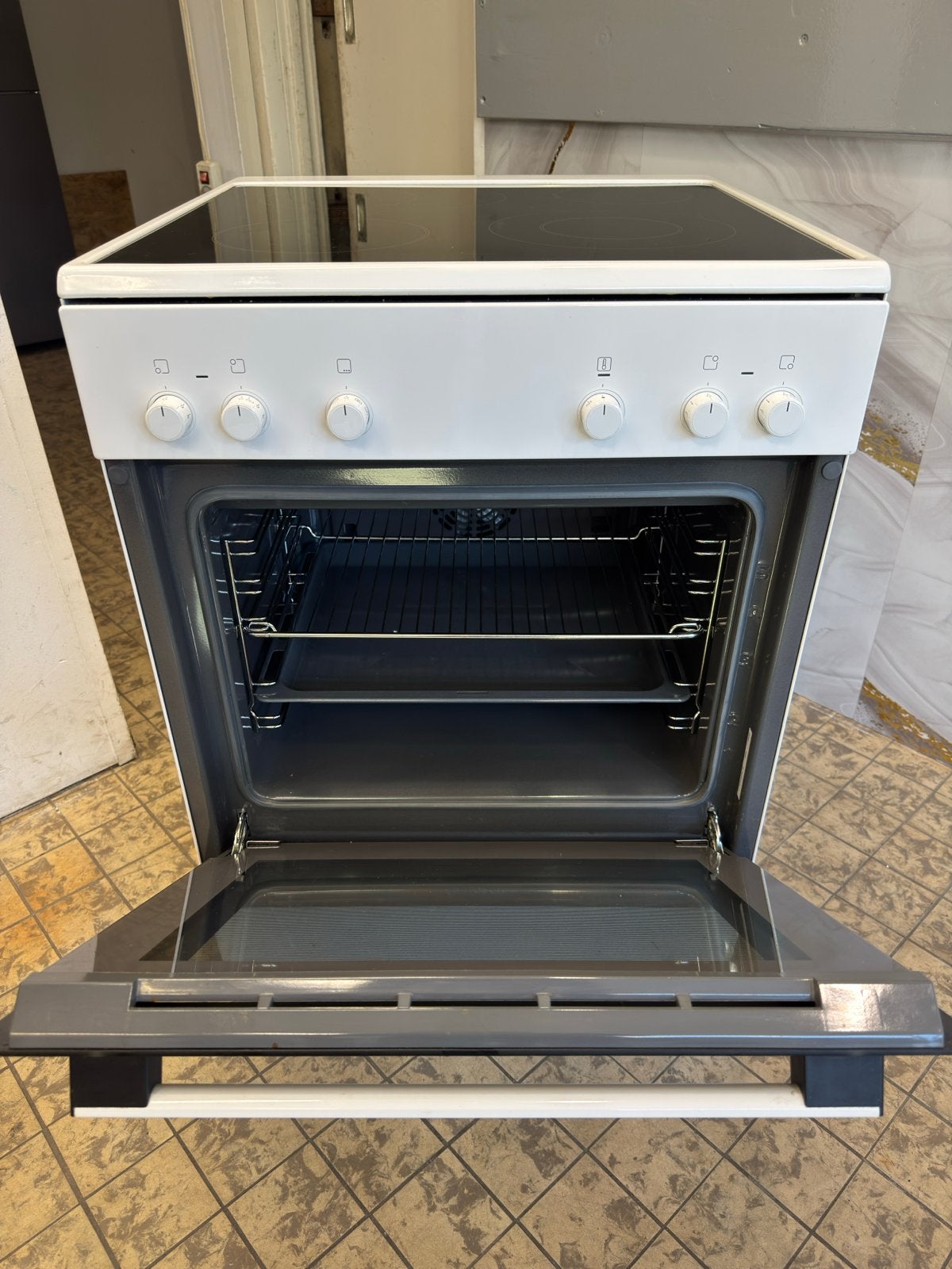 Bosch Elektrisch Fornuis 2-fasen - Zeer Goede Staat, Ophalen, 4 kookzones, Zo goed als nieuw, 85 tot 90 cm