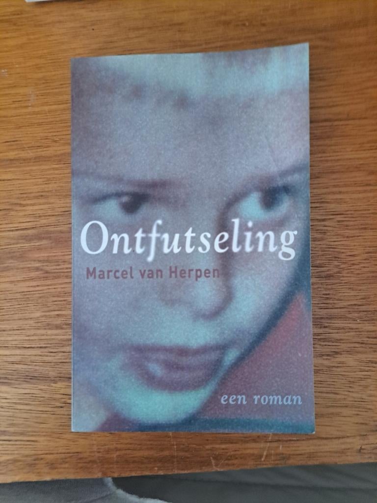 Ontfutseling - Marcel van Herpen (Roman), Boeken, Romans, Zo goed als nieuw, Nederland, Ophalen of Verzenden