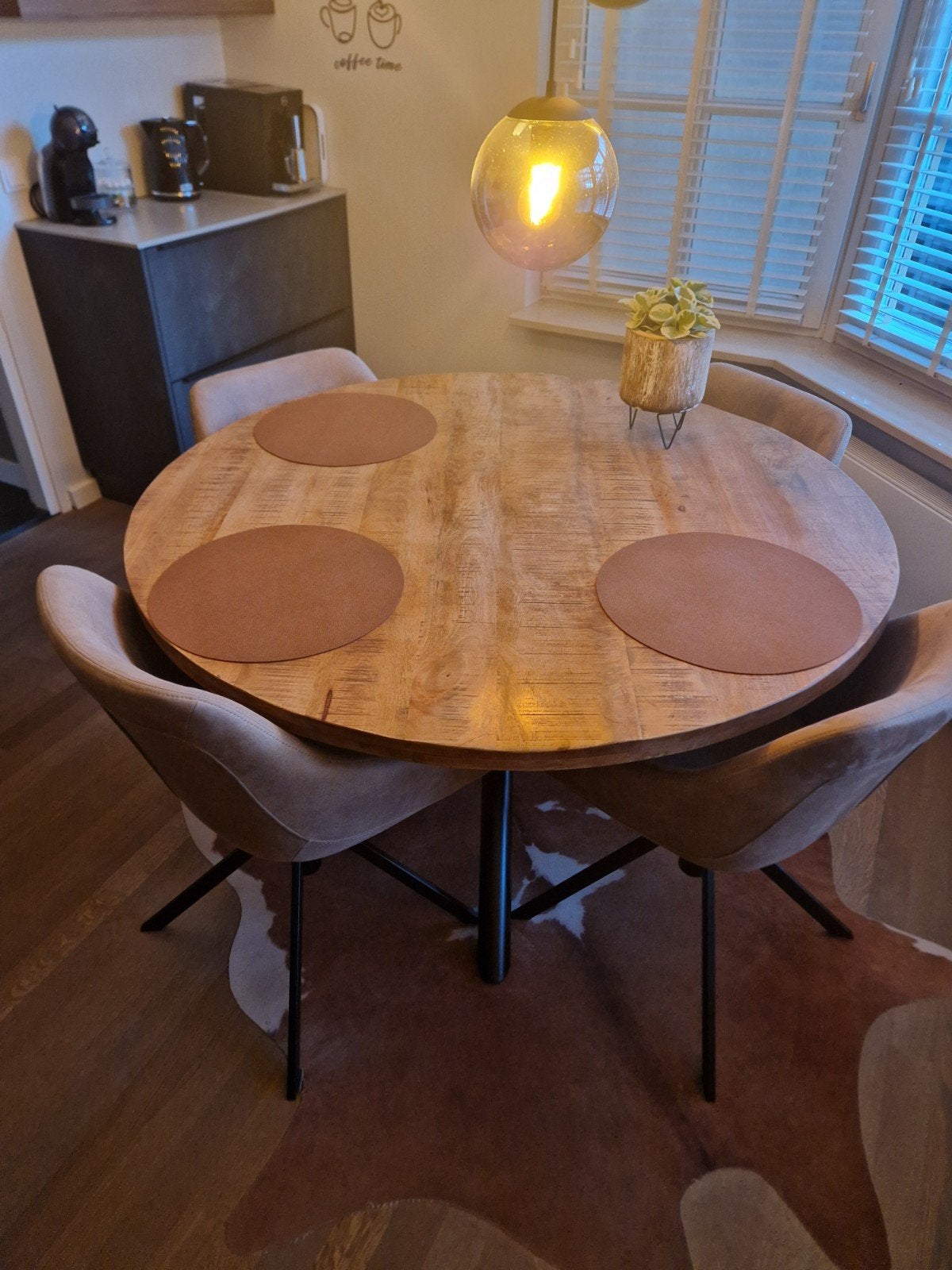 Ronde mango eettafel van Goossens met zwart onderstel, Ophalen, Rond, Zo goed als nieuw, Vier personen