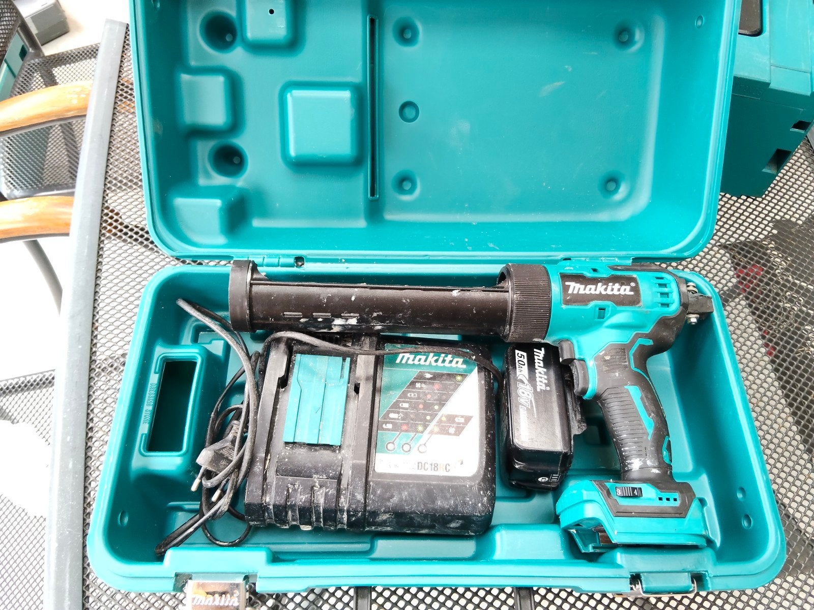 Makita Kitspuit met Accu en Oplader in Koffer, Doe-het-zelf en Verbouw, Ophalen of Verzenden, Gebruikt, Kitspuit, Makita