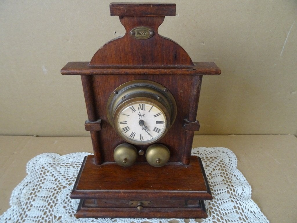 Curiosa vintage houten klok wekker in stijl 1827 Werkend, Ophalen of Verzenden