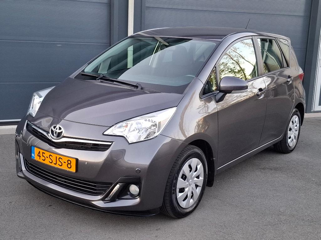 Toyota Verso-S 1.3 Aspiration Vvt-i CVT 2011 Grijs Automaat, Auto's, Toyota, Stof, 4 cilinders, Bedrijf, 99 pk