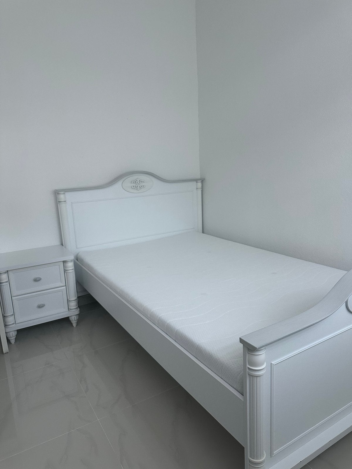 Twijfelaar bed 120x200 cm met nachtkastje en matras, Ophalen, Wit, Zo goed als nieuw, Twijfelaar