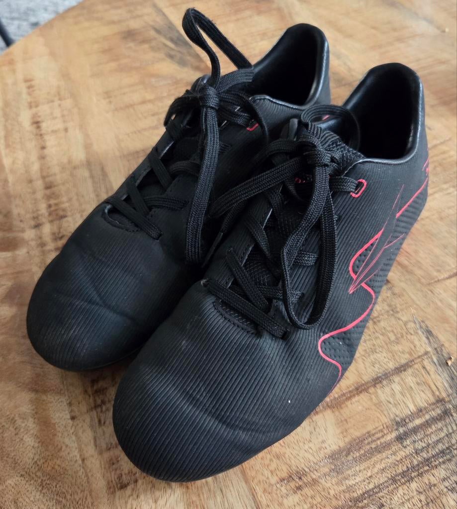 Voetbalschoenen dutchy maat 34 - Zwart met rood, Ophalen of Verzenden, Gebruikt, Schoenen