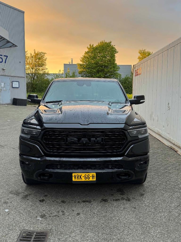 RAM 1500 Limited 2022 Zwart night pack 1e eigenaar, Auto's, Zwart, 5654 cc, Zwart, Vierwielaandrijving