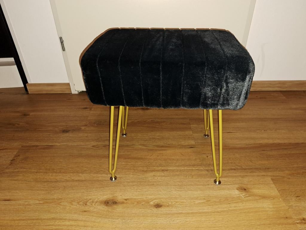 Zwart fluwelen krukje met mat gouden pootjes, Huis en Inrichting, Krukjes, Ophalen, Zo goed als nieuw