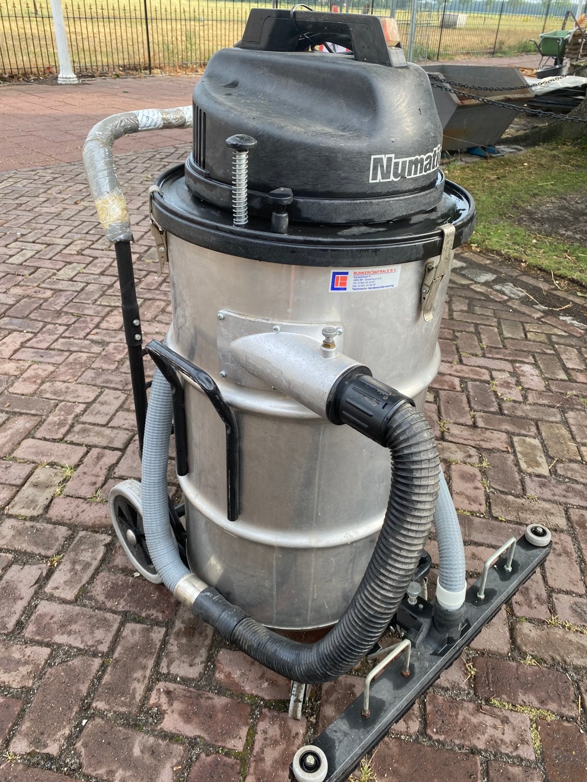 Numatic industriële stofzuiger 2000 watt, Ophalen, Zo goed als nieuw